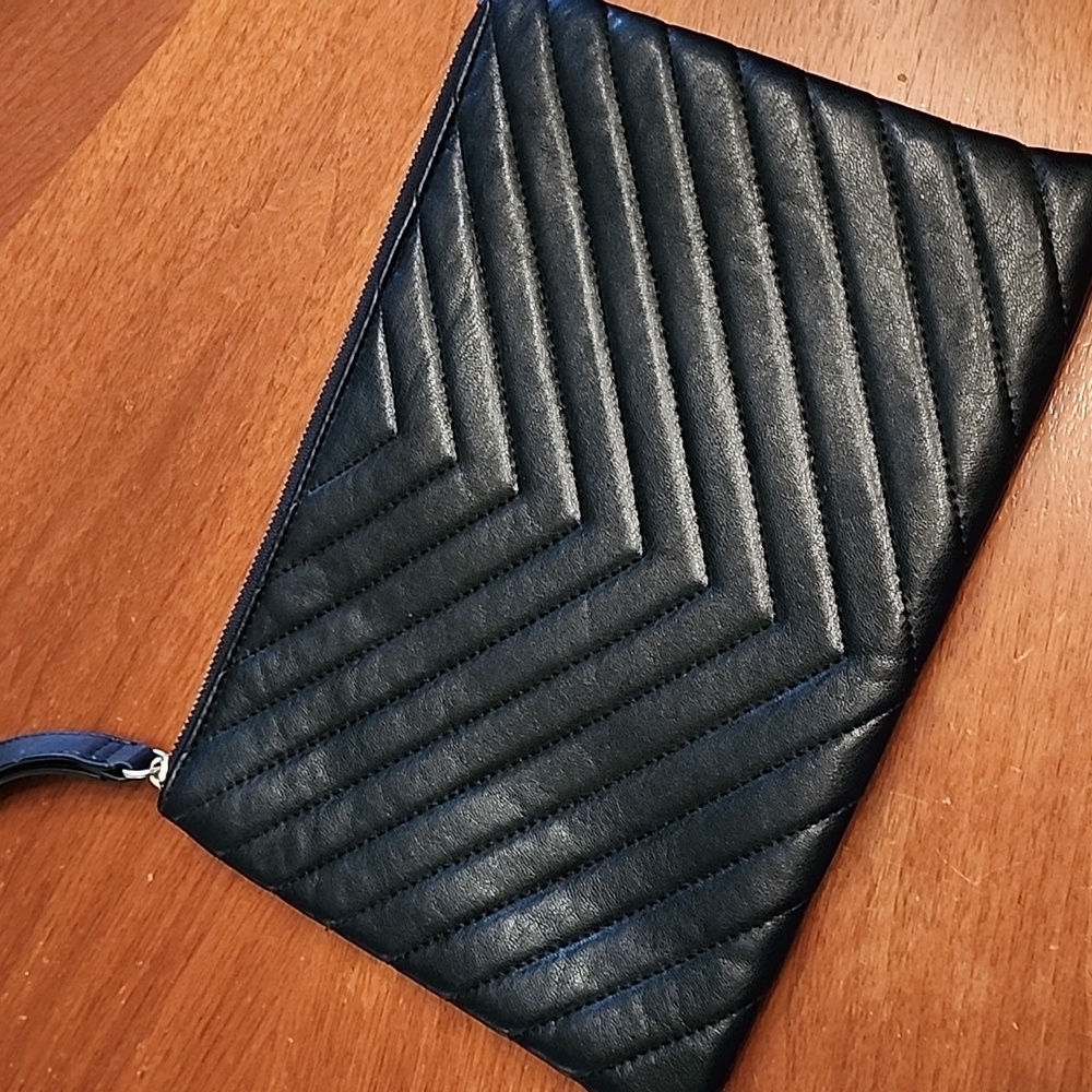 Black vegab wristlet/clutch...LIKE NEW! SUPER LIGHT!